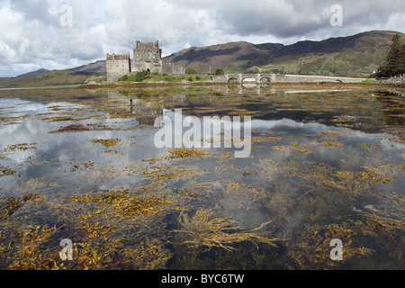 Eilean Donan Castle liegt in der Nähe des Dorfes Dornie am Loch Duich in den westlichen Highlands. Stockfoto