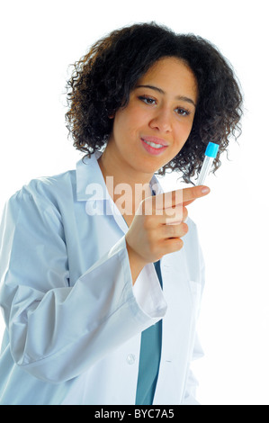 Lab Technician hält ein Reagenzglas trägt einen weißen Mantel Stockfoto
