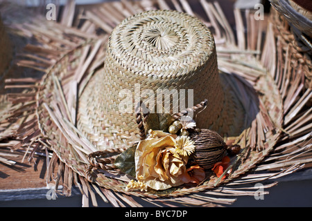 Zerfledderten Strohhut und Verzierungen an einem tropischen Ort. S. E. Asien Thailand Stockfoto