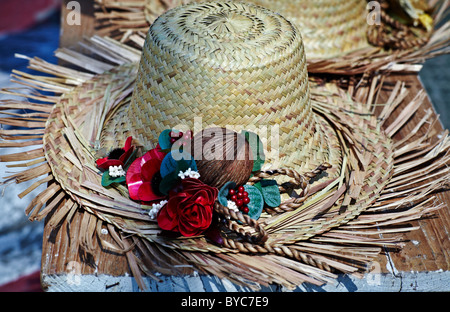 Zerfledderten Strohhut und Verzierungen an einem tropischen Ort. S. E. Asien Thailand Stockfoto