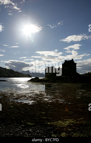 Eilean Donan Castle liegt in der Nähe des Dorfes Dornie am Loch Duich in den westlichen Highlands. Stockfoto