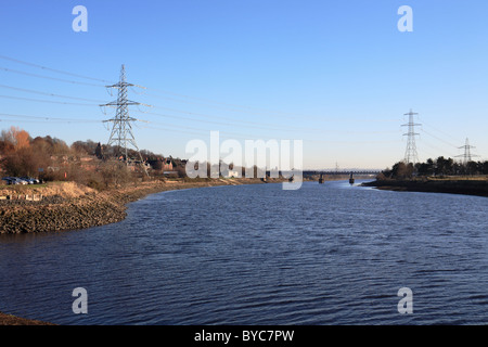 Pylone mit Stromleitungen über den Fluss Tyne im Newburn, North East England Stockfoto