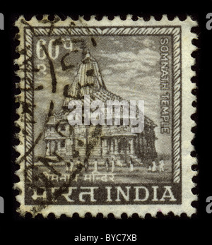 Indien-ca. 1960:A Stempel gedruckt in Indien zeigt Bild von Somnath Tempel befindet sich in der Prabhas Kshetra in der Nähe von Veraval in Saurashtra, auf der westlichen Küste von Gujarat, Indien, ist das heiligste der zwölf Jyotirlinga Schreine des Gottes Shival, ca. 1960. Stockfoto