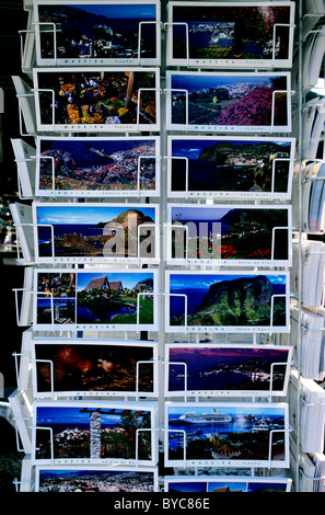 Ein Rack mit Panorama Postkarten mit verschiedenen Ansichten von Madeira in Funchal, die Hauptstadt der Insel verkauft Stockfoto