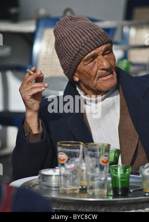 Alter Mann Rauchen Zigarette im Café, Sousse, Tunesien Stockfoto