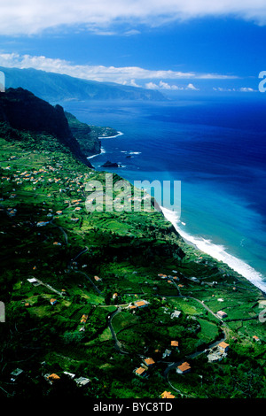 Coastal Blick über Arco de São Jorge in der Nähe von Cabanas auf der portugiesischen Insel Madeira Stockfoto