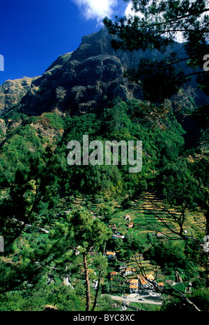 Das robuste, bergig und grünen Interieur von Madeira, eine portugiesische Insel vulkanischen Ursprungs im Atlantischen Ozean gelegen Stockfoto