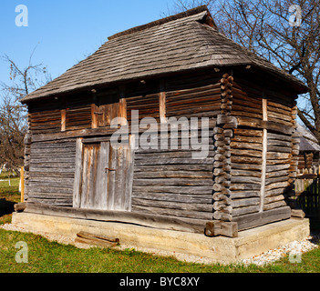 Alte traditionelle rumänische Scheune oder Hütte unter blauem Himmel - das ist Teil einer Serie von Bildern mit Landschaft Gebäude in Rumänien Stockfoto