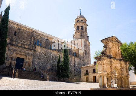 Baeza, Provinz Jaen, Spanien. Catedral De La Natividad de Nuestra Señora de Baeza und Fuente de Santa Maria in Plaza Santa Maria. Stockfoto