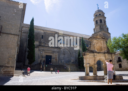 Baeza, Provinz Jaen, Spanien. Catedral De La Natividad de Nuestra Señora de Baeza und Fuente de Santa Maria in Plaza Santa Maria. Stockfoto