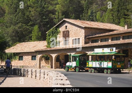 Naturpark der Sierra de Cazorla Segura y Las Villas, Cazorla, Provinz Jaen, Andalusien, Spanien. Touristischer Zug bei La Iruela. Stockfoto