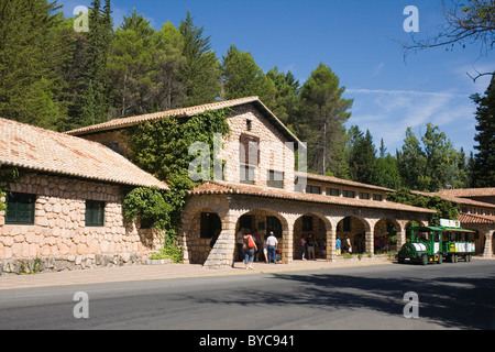 Naturpark der Sierra de Cazorla Segura y Las Villas, Cazorla, Provinz Jaen, Andalusien, Spanien. Touristischer Zug bei La Iruela. Stockfoto