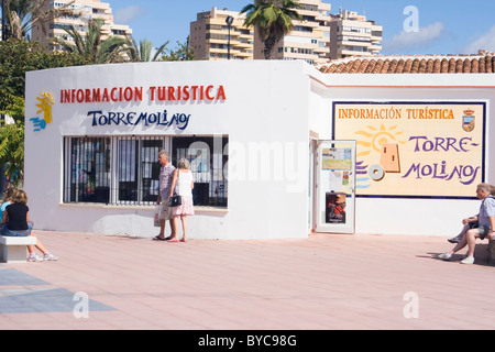 Torremolinos, Costa Del Sol, Provinz Malaga, Andalusien, Spanien. Touristen vor der Tourist Information. Stockfoto