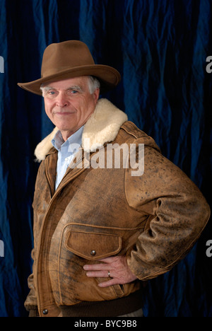 Stan Gregg; Fotograf; Selbstportrait; Ein Schaffell-Bomber-Jacke und eine Mütze tragen; Modell-Release-20090328SG Stockfoto