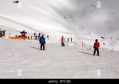 Skifahrer, Skifahren auf den Pisten auf den Passo Sella Sellajoch Selva Val Gardena-Dolomiten-Italien Stockfoto