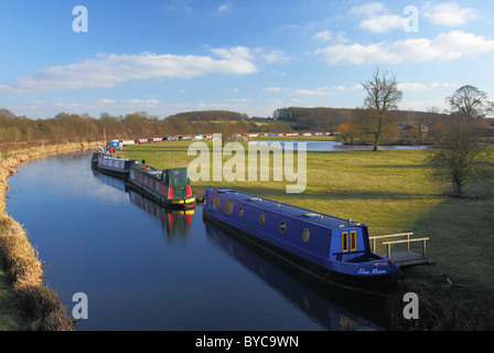 Lastkähne vertäut am Ashby Kanal am Shackerstone in Leicestershire Stockfoto