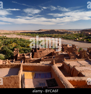 Blick hinunter auf das Ounila Flusstal von der Spitze des antiken Stadtfestung von Ait Benhaddou in der Nähe von Ouarzazate, Marokko Stockfoto