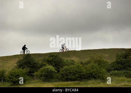 Radfahrer auf Cissbury Ring im South Downs National Park in West Sussex. Stockfoto