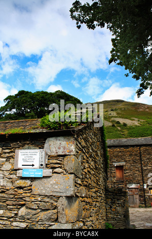 Alten Steinbauten auf Seite Bauernhof in der Nähe von Patterdale im Lake District, Cumbria. Stockfoto