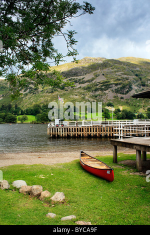 Ein Kanu neben Ullswater See in den Lake District National Park, Cumbria Stockfoto