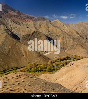 Berber Dorf in einem grünen Tal am tizi n Tichka Pass über die trockenen Hohen Atlas Marokko Stockfoto