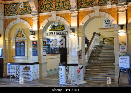 Reich verzierte Ticket Hall von Dunedin Railway Station, Anzac Square, Dunedin, Region Otago, Südinsel, Neuseeland Stockfoto