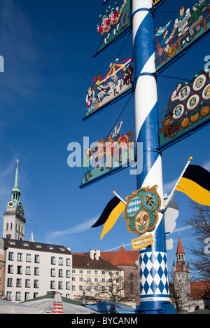 Maibaum, Viktualienmarkt Lebensmittel Markt, Alter Peter, München, Bayern, Deutschland Stockfoto