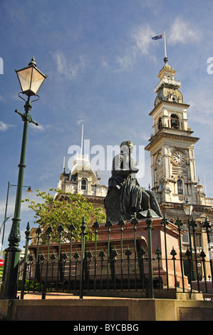 Robert Burns Statue und Rathaus, Octagon, Dunedin, Region Otago, Südinsel, Neuseeland Stockfoto