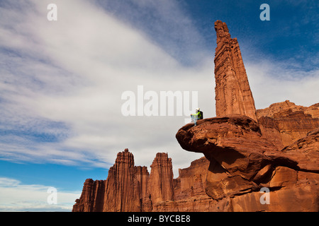 Wanderer auf dem Gipfel eine Sandstein-Turm im Canyonlands National Park. Stockfoto