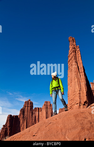 Wanderer auf dem Gipfel eine Sandstein-Turm im Canyonlands National Park. Stockfoto