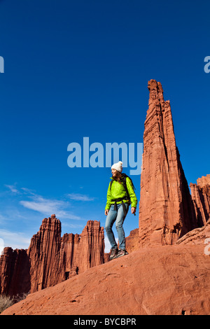 Wanderer auf dem Gipfel eine Sandstein-Turm im Canyonlands National Park. Stockfoto