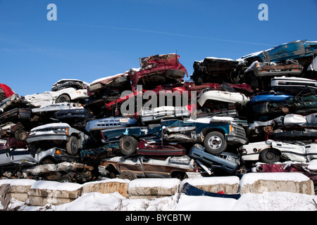 Schrott Metall Schrottplatz mit zerquetschten Autos USA Stockfoto