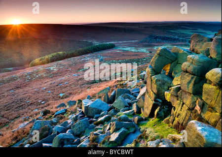 Higger Tor & Carl Wark Hillfort bei Sonnenaufgang, in der Nähe von Hathersage, Peak District National Park, Derbyshire, England, Vereinigtes Königreich Stockfoto