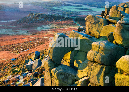 Higger Tor & Carl Wark Hillfort bei Sonnenaufgang, in der Nähe von Hathersage, Peak District National Park, Derbyshire, England, Vereinigtes Königreich Stockfoto