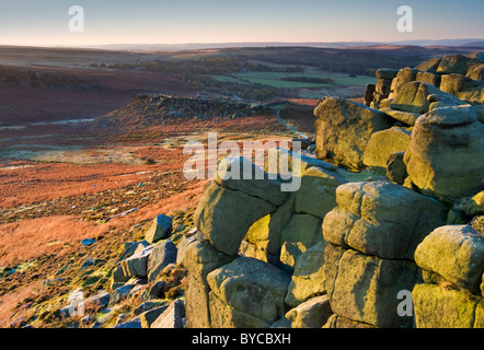 Higger Tor & Carl Wark Hillfort bei Sonnenaufgang, in der Nähe von Hathersage, Peak District National Park, Derbyshire, England, Vereinigtes Königreich Stockfoto