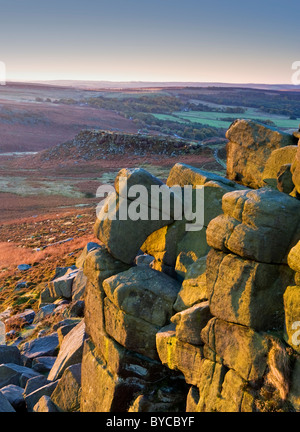 Higger Tor & Carl Wark Hillfort bei Sonnenaufgang, in der Nähe von Hathersage, Peak District National Park, Derbyshire, England, Vereinigtes Königreich Stockfoto