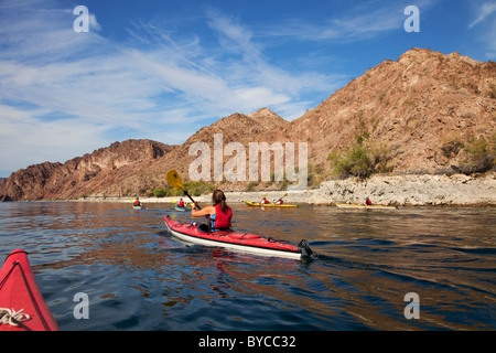 Kayking Black Canyon auf dem Colorado River, Mojave-Wüste. (Modell freigegeben) Stockfoto