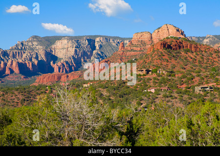 Blick auf die roten Felsen und Immobilien in Sedona, Arizona Stockfoto