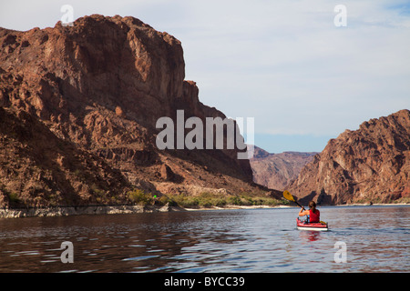 Kayking Black Canyon auf dem Colorado River, Mojave-Wüste. (Modell freigegeben) Stockfoto