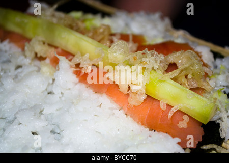 Eine geöffnete Maki Sushi roll Stockfoto