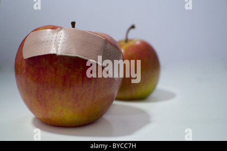 Zwei Fuji-Äpfel mit Pflaster Stockfoto