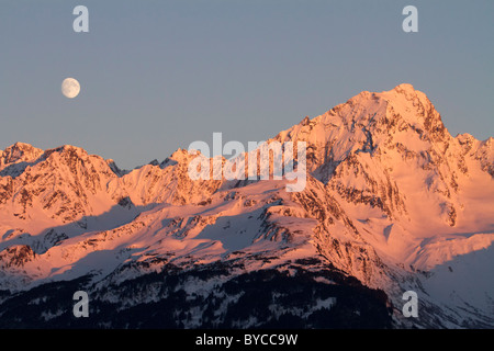 Vollmond über den Berg des Chugach National Forest, Seward, Alaska. Stockfoto