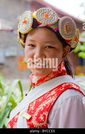 Naxi junge Frau in Tracht in der Altstadt von Lijiang, Provinz Yunnan, China. JMH4762 Stockfoto