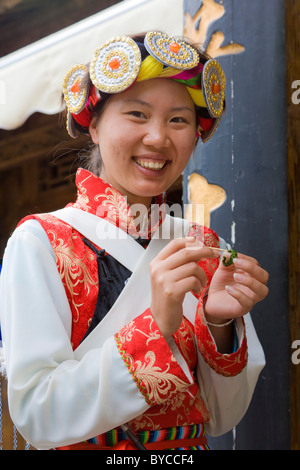 Schöne junge Naxi-Frau in traditioneller Tracht in der Altstadt von Lijiang, Provinz Yunnan, China. JMH4764 Stockfoto