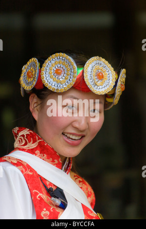 Schöne junge Naxi-Frau in traditioneller Tracht in der Altstadt von Lijiang, Provinz Yunnan, China. JMH4766 Stockfoto