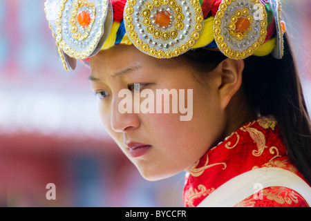 Schöne nachdenkliche junge Naxi Frau in Tracht in der Altstadt von Lijiang, Provinz Yunnan, China. JMH4768 Stockfoto