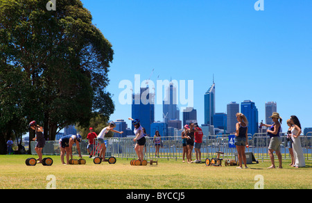 Menschen reiten Doppel Tretboot in den Australia Day Feier Zone bei Sir James Mitchell Park in Perth, Western Australia Stockfoto