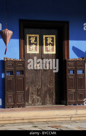 Schöne und aufwendige Holztüren schmücken die berühmten Cheong Fatt Tze Mansion in Georgetown, Penang, Malaysia. Stockfoto