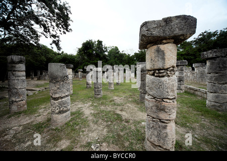 SPALTEN IN DEN TEMPEL DER TAUSEND KRIEGER, CHICHEN ITZA, YUCATAN, MEXIKO Stockfoto