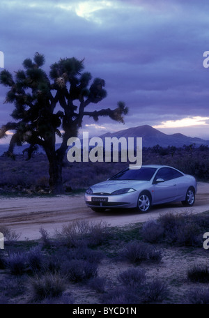 1998 Ford Cougar in Johsua Baum Wüste Kalifornien USA Stockfoto